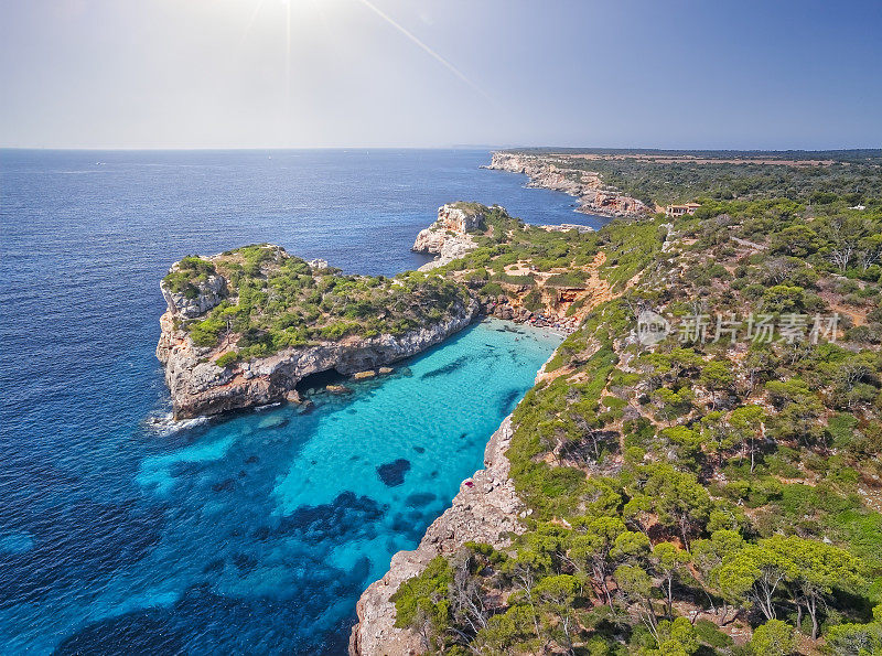 Calo des Moro (instagram海滩)，Cala s’almunia和东海岸的Castellet de Llevant半岛，靠近Cala Llombards和Santanyí在西班牙的巴利阿里群岛马略卡岛/西班牙